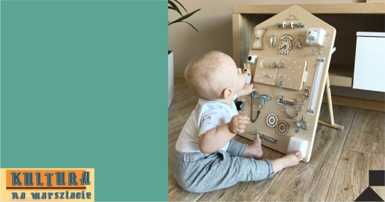[po lewej napis warsztaty dla mam tworzymy zabawki i pomoce diy zapisy; po prawej małe dziecko siedzi przed tablicą manipulacyjną; w lewym dolnym rogu mały prostokąt z napisem kultura na warsztacie; w prawym dolnym rogu fragment logotypu Projektorni GAK]