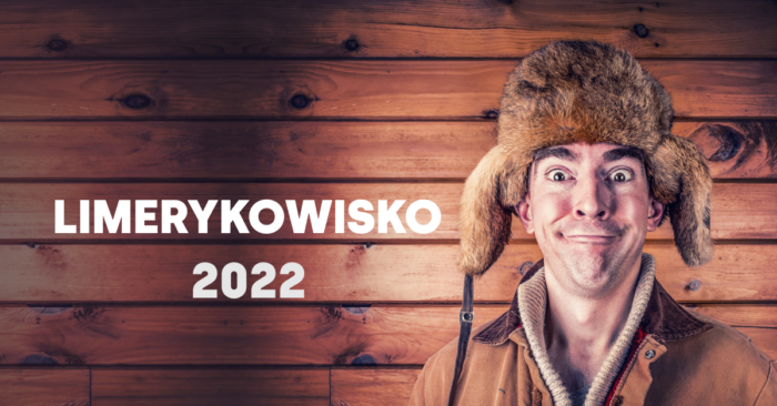 zdjęcie przestawia mężczyznę ubranego w zimową czapkę z klapami opadającymi na uszy, ubranego w zimowy kożuch, mężczyzna uśmiecha się w nienaturalny sposób, jego popiersie widoczne jest na tle ściany z desek
