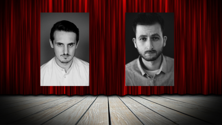 Czarno-białe zdjęcia dwóch mężczyzn wklejone w tło przedstawiające czerwoną kotarę teatralną.