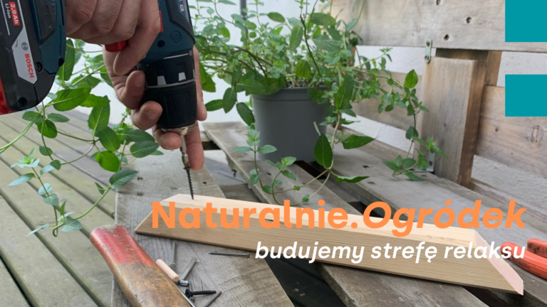 Męskie dłonie trzymają wiertarkę. W tle zielona roślina w doniczce. Napis: Naturalnie. Ogródek, budujemy strefę relaksu.