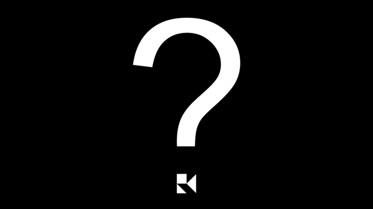 Czarne tło, na środku biały znak zapytania, zamiast kropki w znaku użyte jest logo Projektorni GAK.