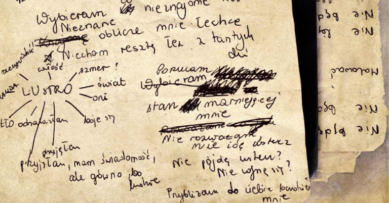 Zdjęcie kartki z notatnika, pełnego różnych notatek, przekreśleń, map myśli.