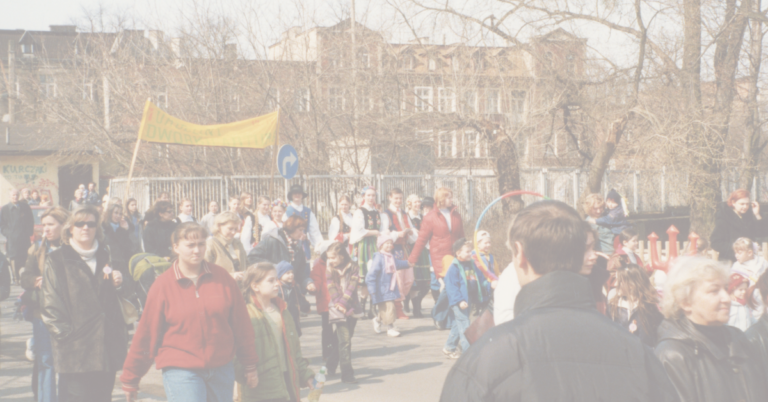 Zdjęcie przedstawiające osoby maszerujące po ulicy.