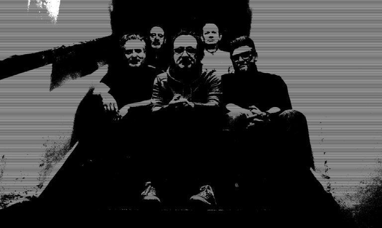 zdjęcie; pięciu mężczyzn w średnim wieku siedzi na schodach. zdjęcie przerobione na grafikę w kolorach szarym i czarnym
