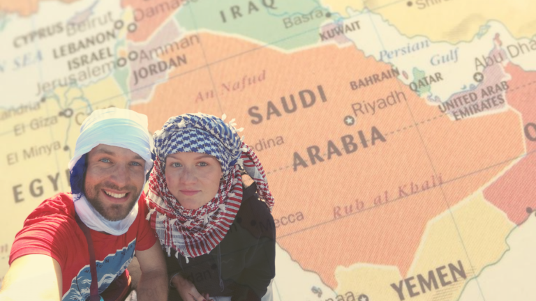zdjęcie; fragment mapy, w centralnej części Arabia Saudyjska, po lewej stronie nałożone zdjęcie obojga podróżników w turbanach na głowach.