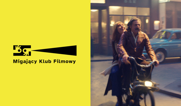 Obraz podzielony na dwie części. Po lewej stronie na żółtym tle znajduje się logo "Migający Klub Filmowy" z napisem w języku polskim oraz symbolem oka i strzałką. Po prawej stronie scena uliczna: dwie osoby jadą na motocyklu, kobieta z tyłu obejmuje mężczyznę, oboje się uśmiechają. W tle widoczne są budynki i zaparkowany niebieski samochód.