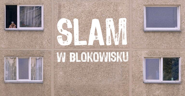 ściana bloku z czeterma oknami, po środku biały napis slam w blokowisku
