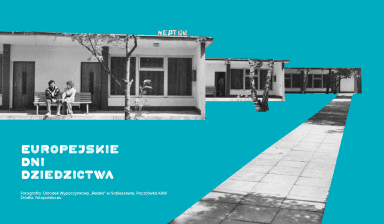 Na turkusowym tle umieszczono czarno-białą fotografię ośrodka wypoczynkowego „Relaks” w Sobieszewie. Widać modernistyczny budynek z napisem „NEPTUN” na dachu. Przed nim siedzi na ławce para rozmawiających osób. Na pierwszym planie – chodnik prowadzący w stronę budynku. Na dole planszy biały napis: „Europejskie Dni Dziedzictwa”.
