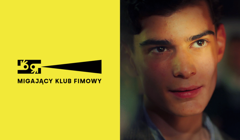 Po lewej stronie na żółtym tle znajduje się czarne logo Migającego Klubu Filmowego – symbol projektora z dłońmi w geście migania oraz napis „Migający Klub Filmowy”. Po prawej widać zbliżenie młodego mężczyzny z krótkimi, ciemnymi włosami i delikatnym uśmiechem, oświetlonego ciepłym światłem.