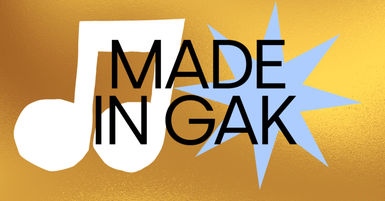 Biała nuta i gwiazda na złotym tle z napisem „MADE IN GAK”