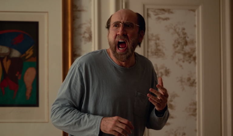 kadr z fimu Dream Scenario. Na zdjęciu aktor Nicolas Cage, kryczy.