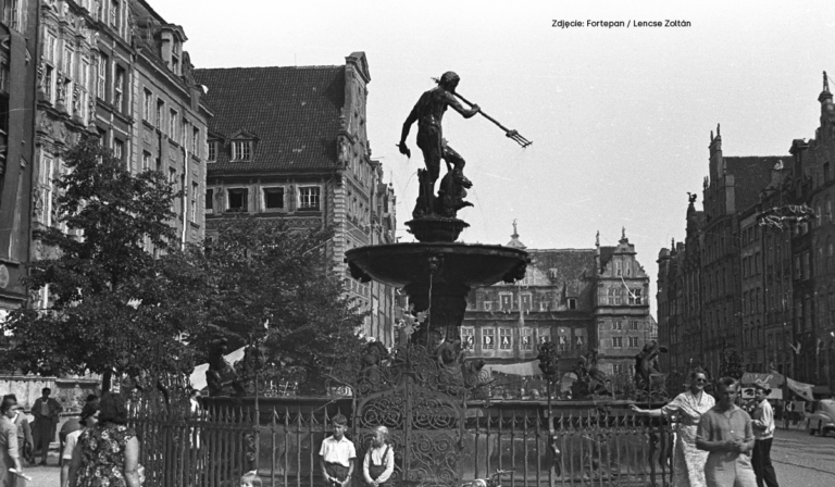 Czarbo biała fotografia rzeźby Neptuta w Gdńsku