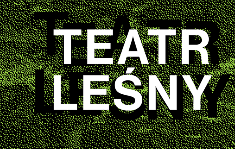 Czarno-zielona, pikselowa grafika z fragmentem lasu w tle. Po prawej stronie duży biały napis: „TEATR LEŚNY”.