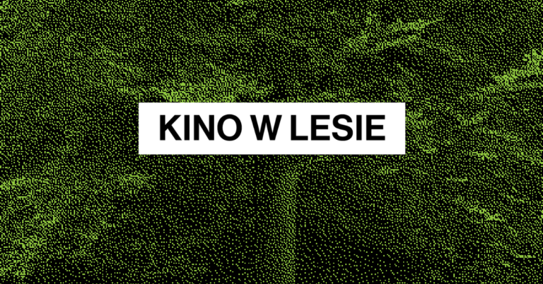Czarno-zielona, pikselowa grafika z fragmentem lasu w tle. Po prawej stronie duży biały napis: kino w lesie