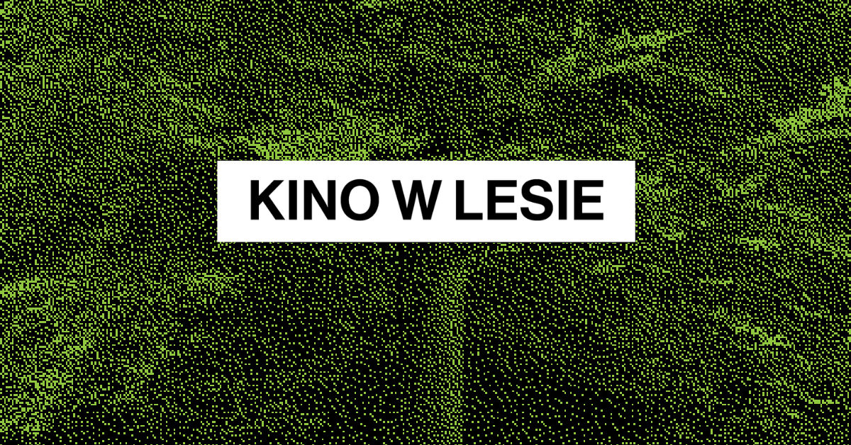 Czarno-zielona, pikselowa grafika z fragmentem lasu w tle. Po prawej stronie duży biały napis: kino w lesie