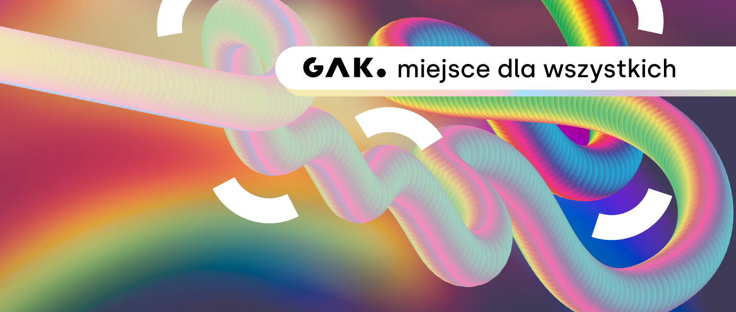 Kolorowa grafika z napisem „GAK. miejsce dla wszystkich”. Tło tworzą płynne przejścia barw przypominające tęczę oraz splecione, wielobarwne, trójwymiarowe formy przypominające elastyczne rurki. W kompozycji widoczne są także białe elementy graficzne nawiązujące do identyfikacji wizualnej GAK. Napis umieszczono w jasnym prostokątnym polu w górnej części grafiki.