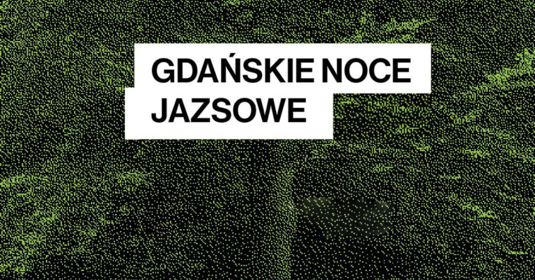 Ciemna, ziarnista grafika w czarno-zielonej kolorystyce. Tło przypomina powiększoną strukturę lasu lub cyfrowy szum. U góry, na białych prostokątnych polach, znajduje się czarny napis: „GDAŃSKIE NOCE JAZSOWE”.