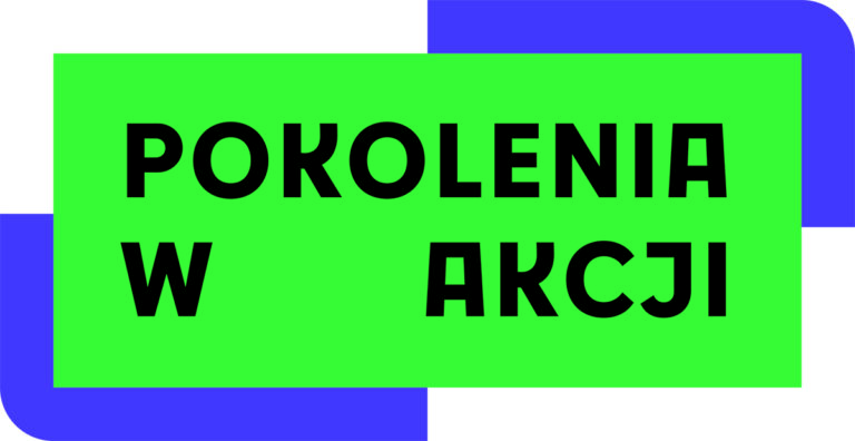Napis „POKOLENIA W AKCJI” zapisany czarnymi, dużymi literami na jaskrawozielonym prostokącie. Tło grafiki jest jasnoszare, z niebieskimi zaokrąglonymi kształtami widocznymi w rogach kompozycji. Grafika utrzymana jest w prostym, nowoczesnym stylu o wysokim kontraście.