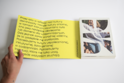 Otwarta publikacja „Gdański Archipelag Kultury” leży na jasnym tle. Po lewej stronie widoczna jest żółta okładka z tekstem o potrzebie kultury uspołecznionej, inkluzywnej i zakorzenionej w codzienności. Po prawej znajduje się biała okładka z dużym graficznym znakiem, w który wpisano zdjęcie osoby tańczącej w plenerze. W dolnym lewym rogu widać dłoń przytrzymującą książkę.