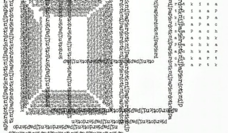 Typograficzna kompozycja w czerni i bieli, zbudowana z wielokrotnie powtarzanych i nakładających się słów oraz liter. Zagęszczony tekst tworzy abstrakcyjne kształty i pionowe pasy.