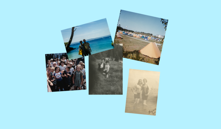 Kolaż pięciu fotografii na jasnoniebieskim tle. Zdjęcia przedstawiają grupę dzieci, dwie osoby nad morzem, pole namiotowe oraz dwie stare, czarno-białe fotografie kobiet z dziećmi.