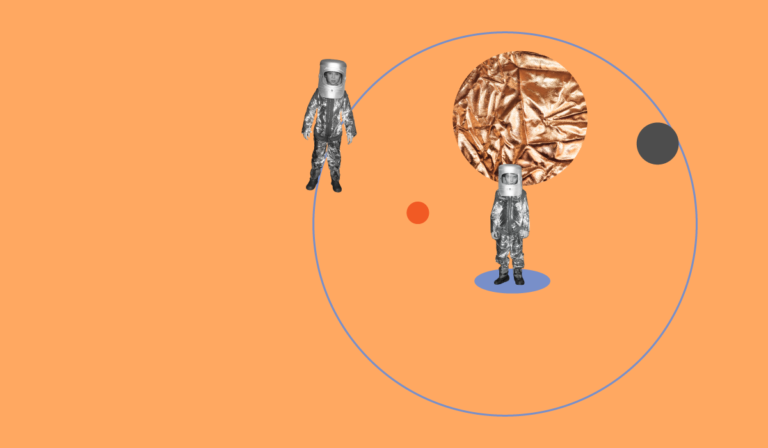 Kolaż na pomarańczowym tle. Dwie czarno-białe postacie w kombinezonach astronautów znajdują się wewnątrz i obok dużego niebieskiego okręgu. Za jedną z nich widoczna jest duża kula o złotej, pogniecionej powierzchni. Kompozycję uzupełniają mniejsze pomarańczowe, szare i niebieskie koła.